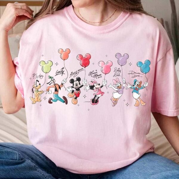 Retró rajzfilmes egér és barátai aláírásos póló – léggömbös mintás karakteres póló, egérfej grafika, ajándékötlet