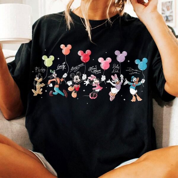 Retró rajzfilmes egér és barátai aláírásos póló – léggömbös mintás karakteres póló, egérfej grafika, ajándékötlet