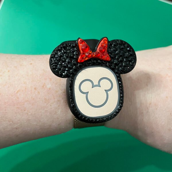 534c2745-fedb-4595-aa8e-412db493ce8f Teljesen csillogó MagicBand Plus FLEXIBILIS korongtartó okosóra szíjhoz – masni formájú dizájn