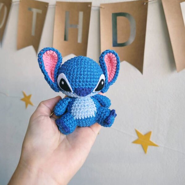 7 Kézzel készített horgolt kék rajzfilmes lény plüss kulcstartó