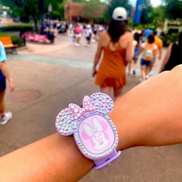 a7da952c-1d4a-4088-b817-41c1022c2c94 Teljesen csillogó MagicBand Plus FLEXIBILIS korongtartó okosóra szíjhoz – masni formájú dizájn