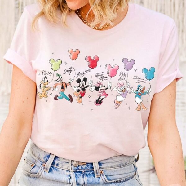 Retró rajzfilmes egér és barátai aláírásos póló – léggömbös mintás karakteres póló, egérfej grafika, ajándékötlet