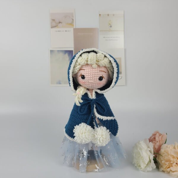 Jégkirálynő hercegnő horgolt baba – kézzel készített hercegnős plüss figura, gyönyörű lánybaba, tökéletes karácsonyi ajándék testvérnek, ünnepi ajándék