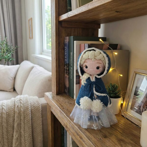 Jégkirálynő hercegnő horgolt baba – kézzel készített hercegnős plüss figura, gyönyörű lánybaba, tökéletes karácsonyi ajándék testvérnek, ünnepi ajándék